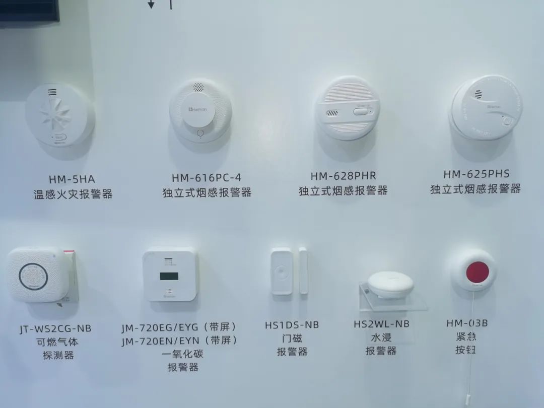 如何守护老人安全?一键报警、紧急求助、健康监测等各类黑科技单品爆红出圈
